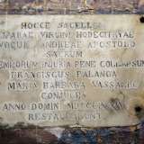 ...scoviamo una lastra in marmo con una scritta in latino datata 1874. Ricorda l�anno in cui i coniugi Francesco Falanga e Maria Barbara Vassallo restaurarono questa chiesa, dedicata alla Madonna dell�Odegitria e a Sant�Andrea Apostolo